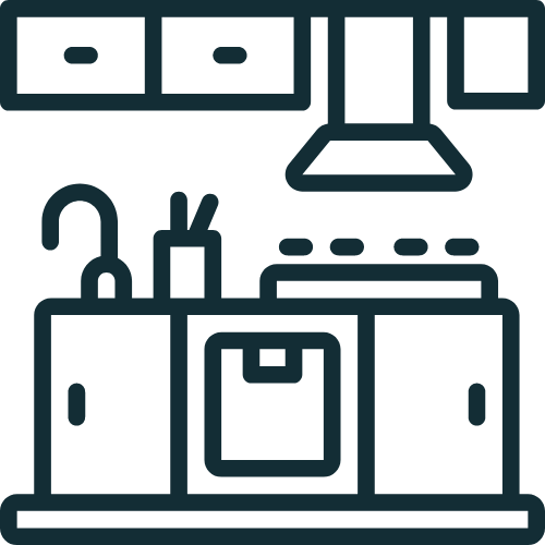 Dessin simple en noir et blanc d'une cuisine avec armoires, évier et robinet, ustensiles dans un support, cuisinière avec quatre brûleurs, four, hotte, idéal pour illustrer des projets de pose de carrelage neuf et de rénovation.