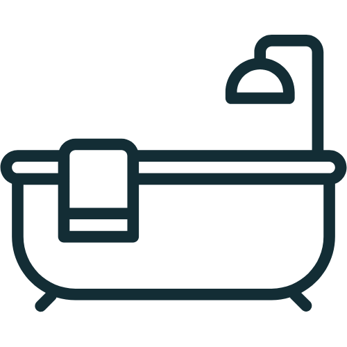Un simple dessin noir d'une baignoire avec une pomme de douche au-dessus et une serviette drapée sur le côté, évoquant une sensation minimaliste - parfait pour présenter pose de carrelage neuf et rénovation dans le design moderne de la salle de bains.